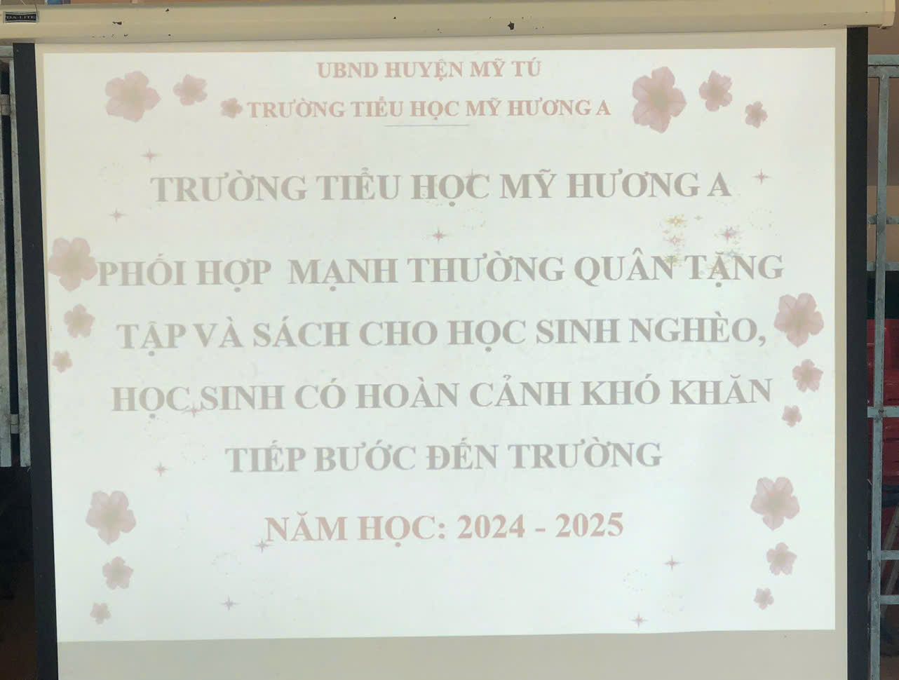 Trường TH Mỹ Hương A phối hợp với UBND xã Mỹ Hương phát tập và sách cho HS nghèo, cận nghèo, khó khăn.